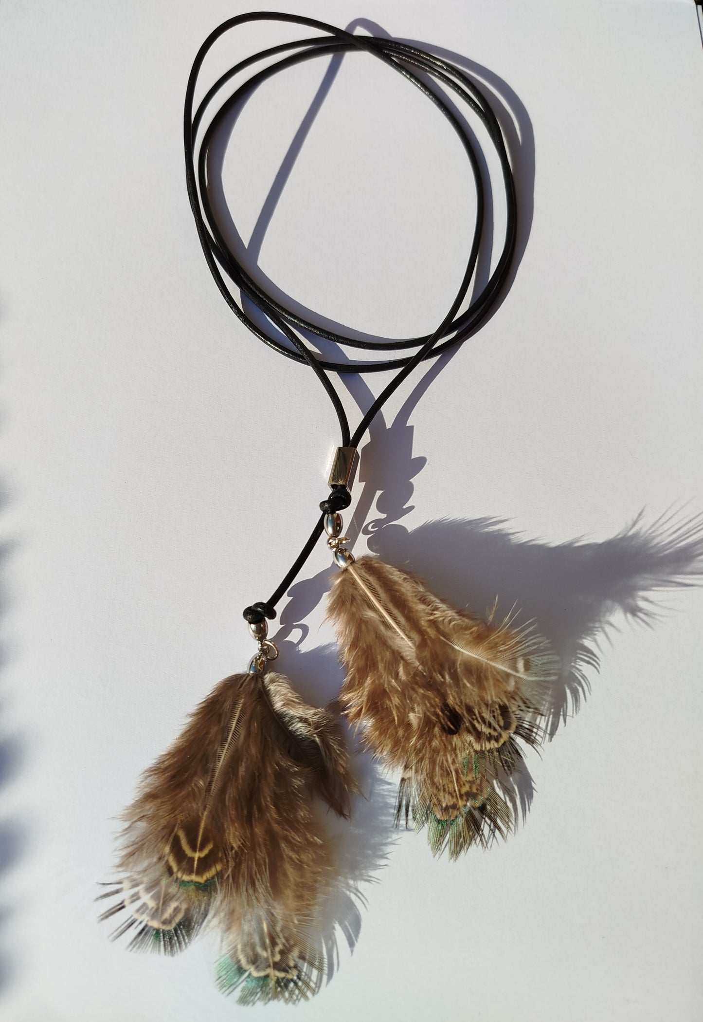 Collarino con piume