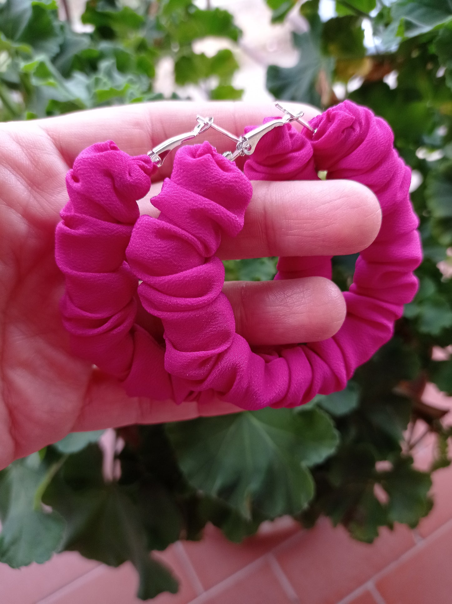 Orecchini grande cerchio in tessuto rosa fuxia, hoop earrings in fuxia tissue