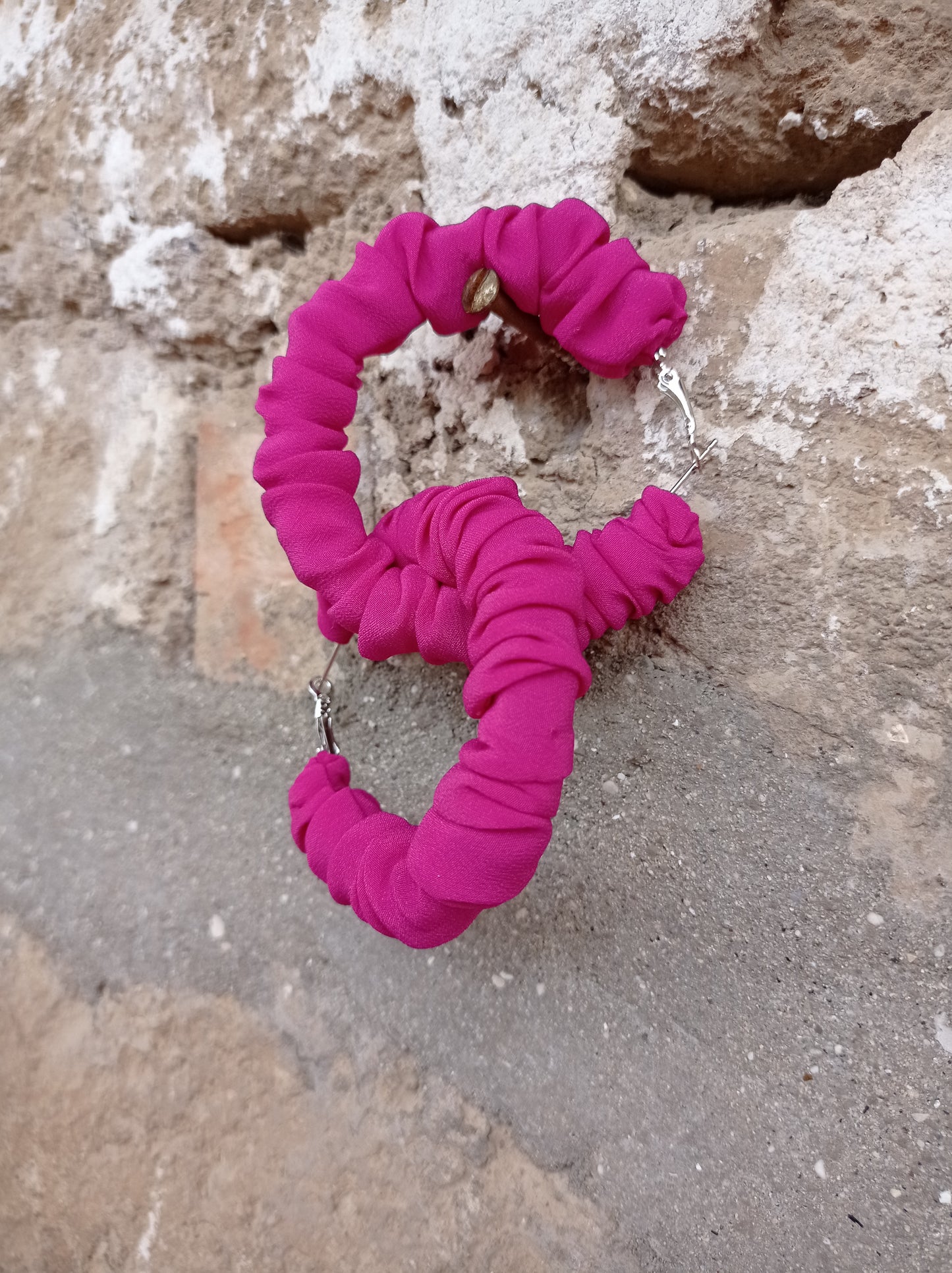 Orecchini grande cerchio in tessuto rosa fuxia, hoop earrings in fuxia tissue