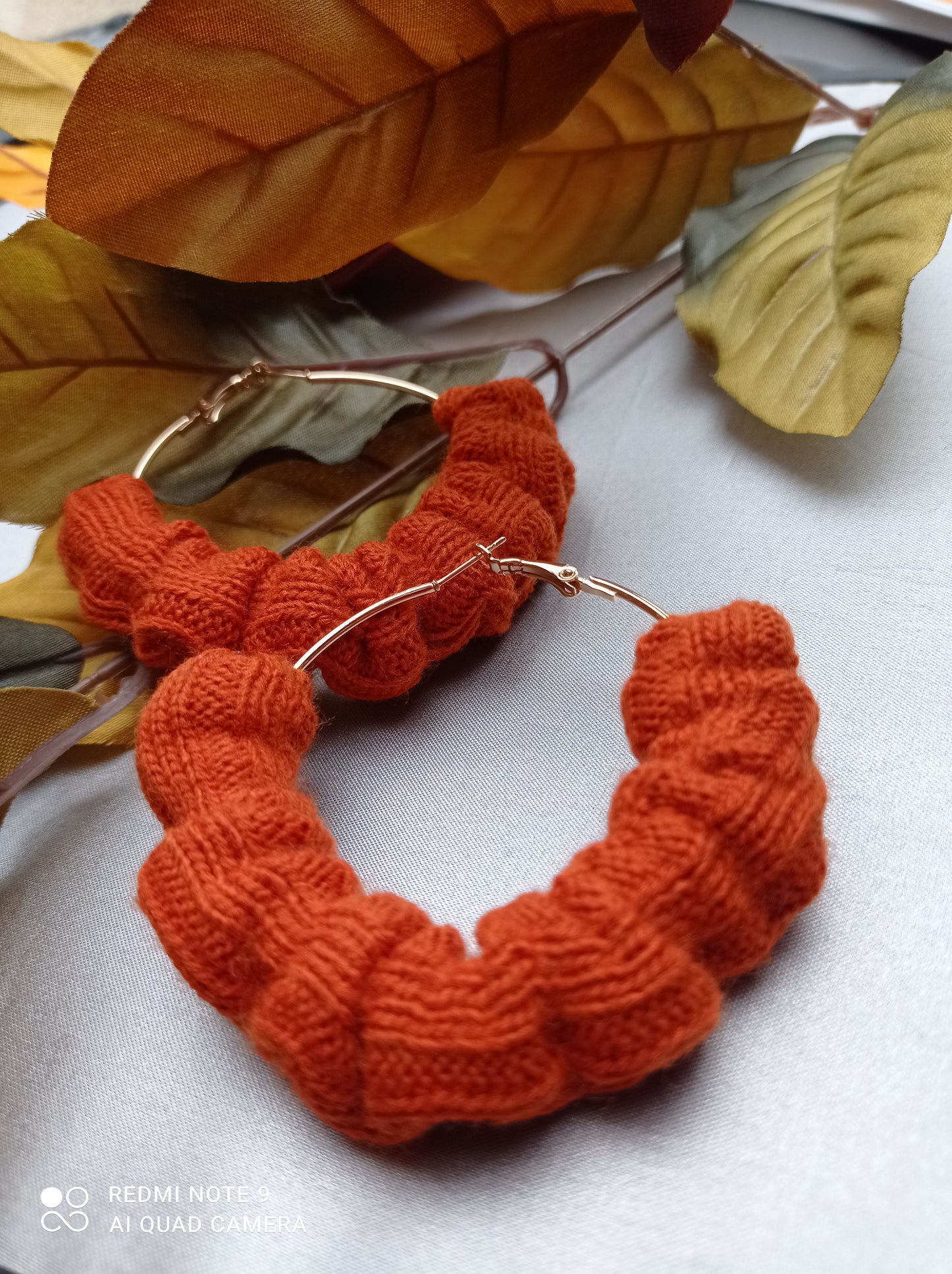 .Orecchini realizzati a mano, con tessuto di Lana arancio su una base di cerchio oro di 6cm

Colore molto caldo in stile bohochic, perfetto per chi è in palette autunno.

 

 

Handmade earrings, with orange Wool fabric on a 6cm gold circle base

Very warm color in a bohochic style, perfect for those in an autumn palette.

