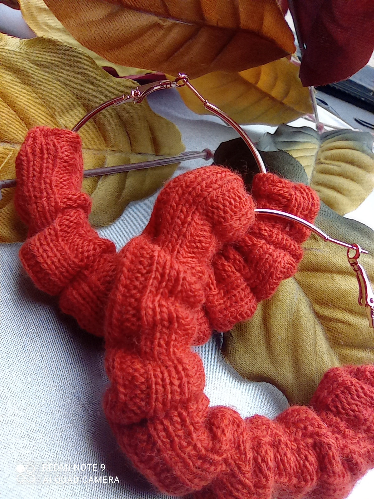 Orecchini realizzati a mano, con tessuto di Lana arancio su una base di cerchio oro di 6cm

Colore molto caldo in stile bohochic, perfetto per chi è in palette autunno.

 

 

Handmade earrings, with orange Wool fabric on a 6cm gold circle base

Very warm color in a bohochic style, perfect for those in an autumn palette.

