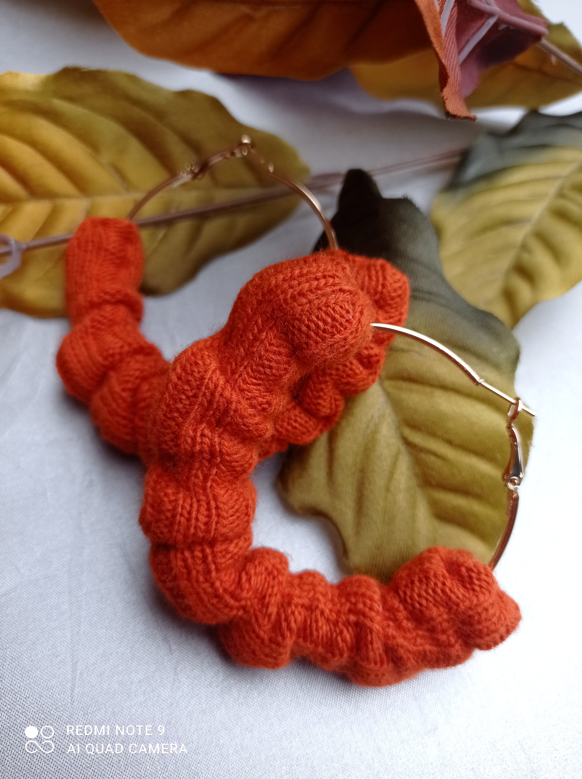 Orecchini realizzati a mano, con tessuto di Lana arancio su una base di cerchio oro di 6cm

Colore molto caldo in stile bohochic, perfetto per chi è in palette autunno.

 

 

Handmade earrings, with orange Wool fabric on a 6cm gold circle base

Very warm color in a bohochic style, perfect for those in an autumn palette.

